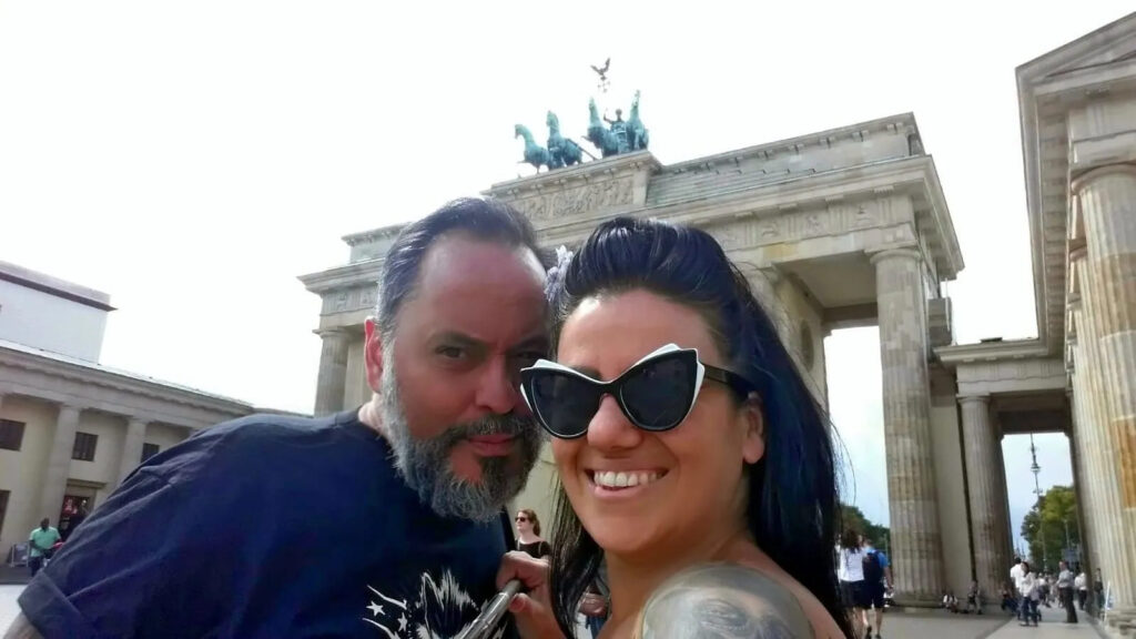 pareja con monumento