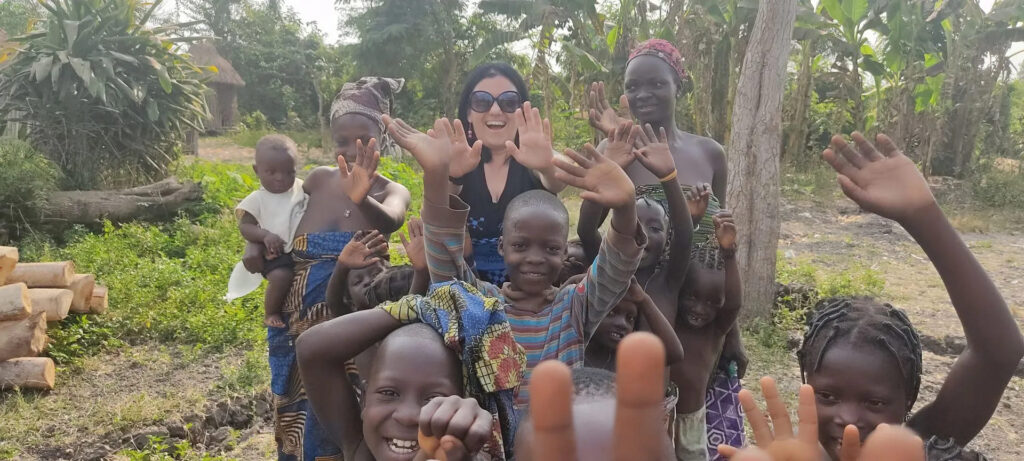mujer con niños y mujeres